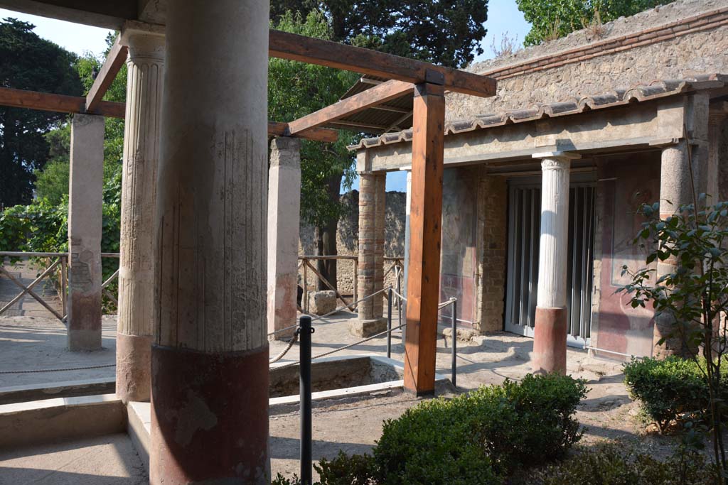 II.2.2 Pompeii. July 2017. Pseudoperistyle “g”, looking south-west towards area of room “f” at west end of upper euripus.
Foto Annette Haug, ERC Grant 681269 DÉCOR.