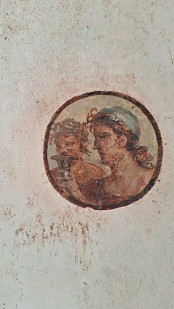 II.2.2 Pompeii. 2016/2017.
Room “f”, round painted portrait medallion of two faces, from the east wall.
Photo courtesy of Giuseppe Ciaramella.