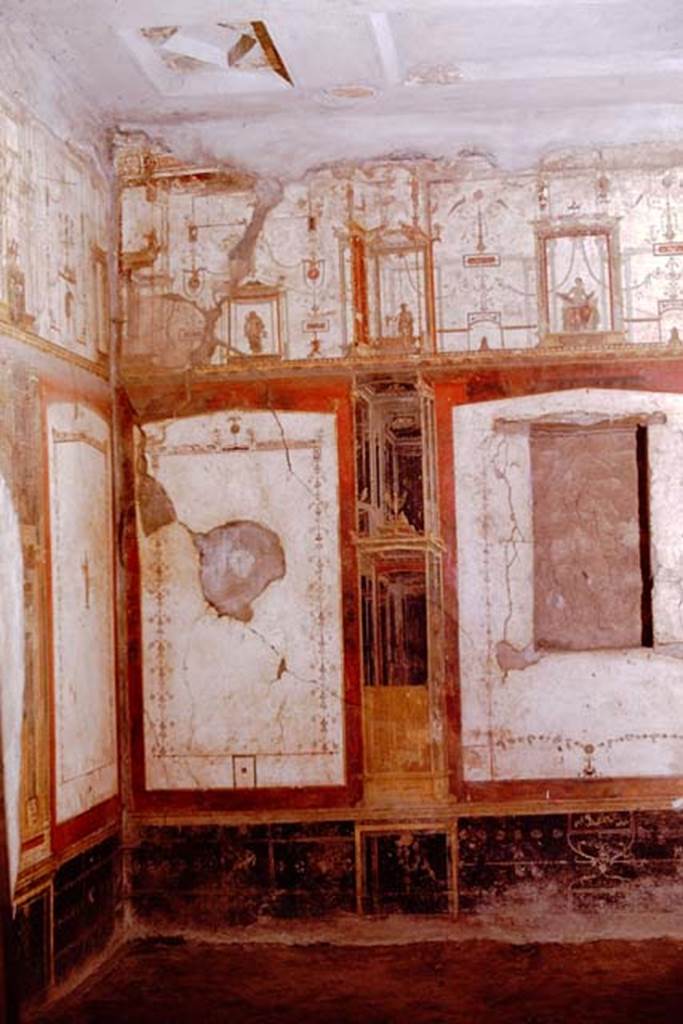 II.2.2 Pompeii. 1961. Room “f”, south-west corner and decorative ceiling.
Photo by Stanley A. Jashemski.
Source: The Wilhelmina and Stanley A. Jashemski archive in the University of Maryland Library, Special Collections (See collection page) and made available under the Creative Commons Attribution-Non Commercial License v.4. See Licence and use details.
J61f0402