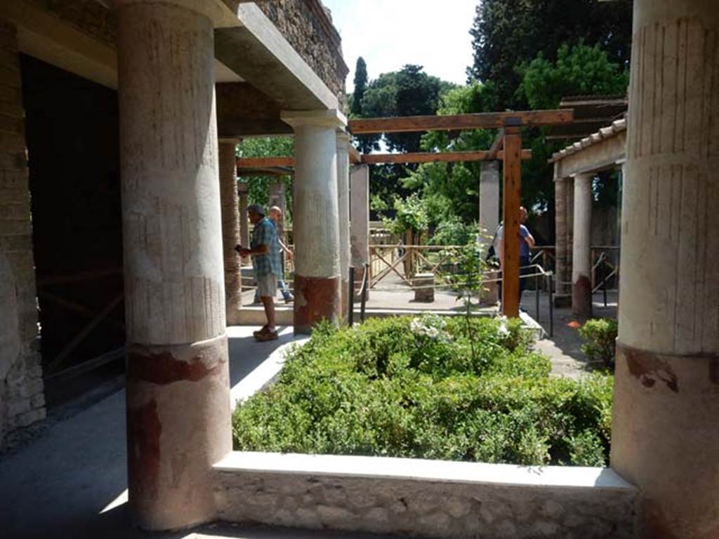II.2.2 Pompeii. May 2016. Looking south through doorway from atrium 2 across pseudoperistyle “g”.
Photo courtesy of Buzz Ferebee.