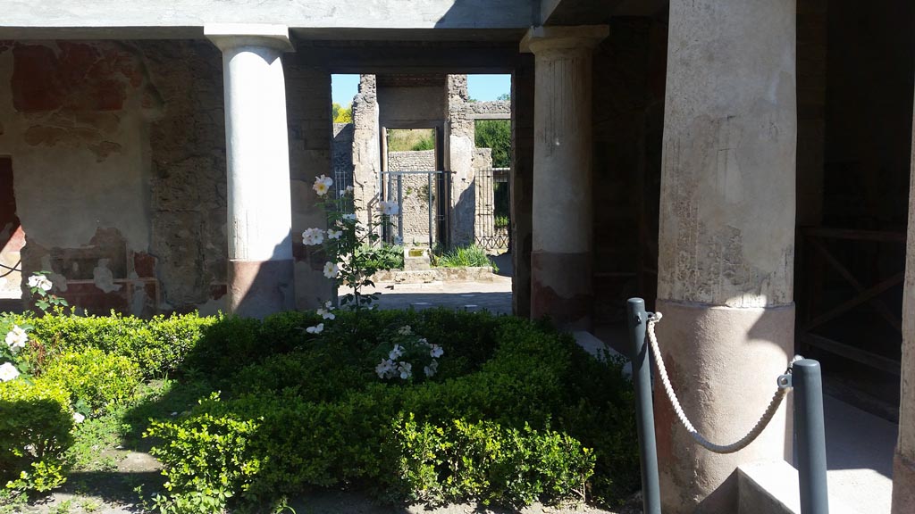 II.2.2 Pompeii. 2016/2017.
Looking north across pseudoperistyle “g”, across atrium 2 towards entrance doorway. Photo courtesy of Giuseppe Ciaramella.