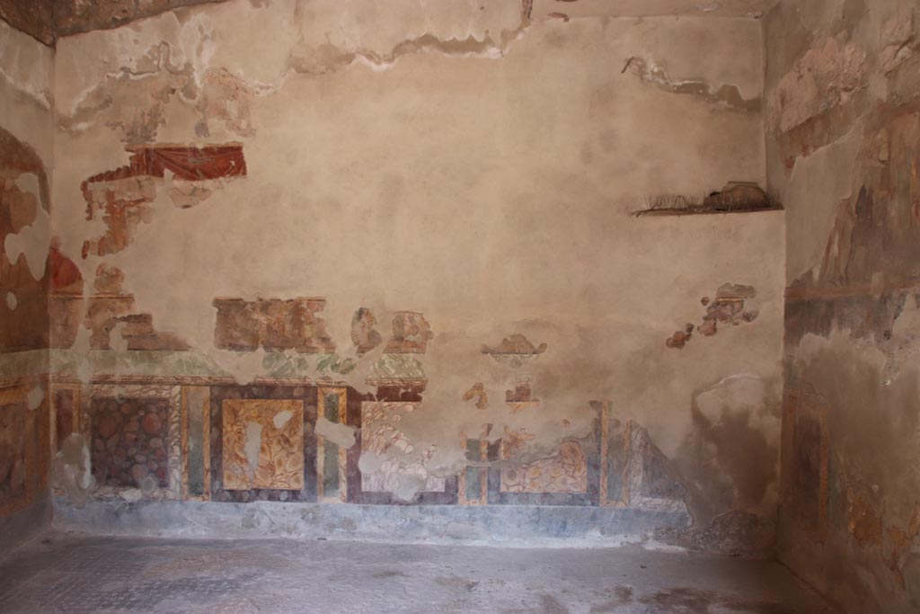II.2.2 Pompeii. October 2022. Triclinium “h”, looking towards north wall. Photo courtesy of Klaus Heese