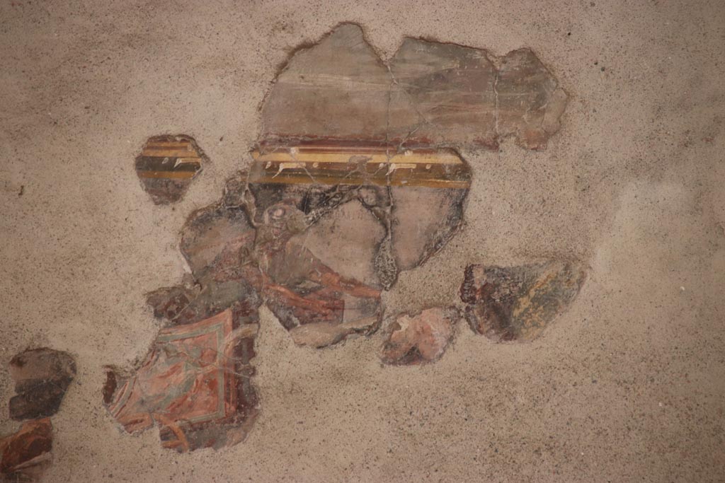 II.2.2 Pompeii. October 2023.
Triclinium “h”, detail from north wall at east end. The corpse of Hector is being dragged behind a chariot. Photo courtesy of Klaus Heese