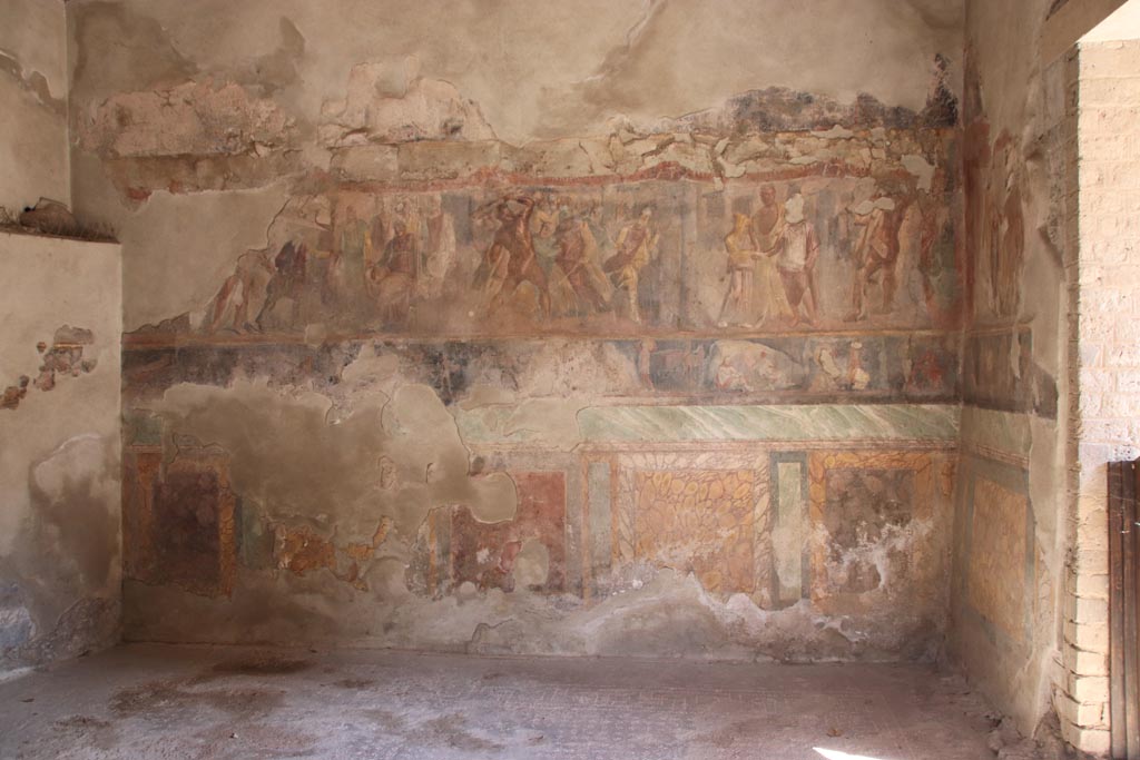 II.2.2 Pompeii. October 2022. Triclinium “h”, looking towards east wall. Photo courtesy of Klaus Heese
The larger upper section depicts three scenes
Telamon and Laomedon
Heracles and Laomedon, King of Troy and
Hesione and Telamon.
The narrower lower section shows stories from the Trojan War featuring Achilles.
The Funeral of Patroclus.
Games in his honour.
Ransom of the body of Hector.