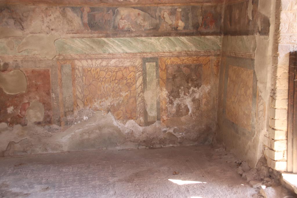 II.2.2 Pompeii. October 2022.
Triclinium “h”, zoccolo or lower east wall at south end, south-east corner and south wall. Photo courtesy of Klaus Heese