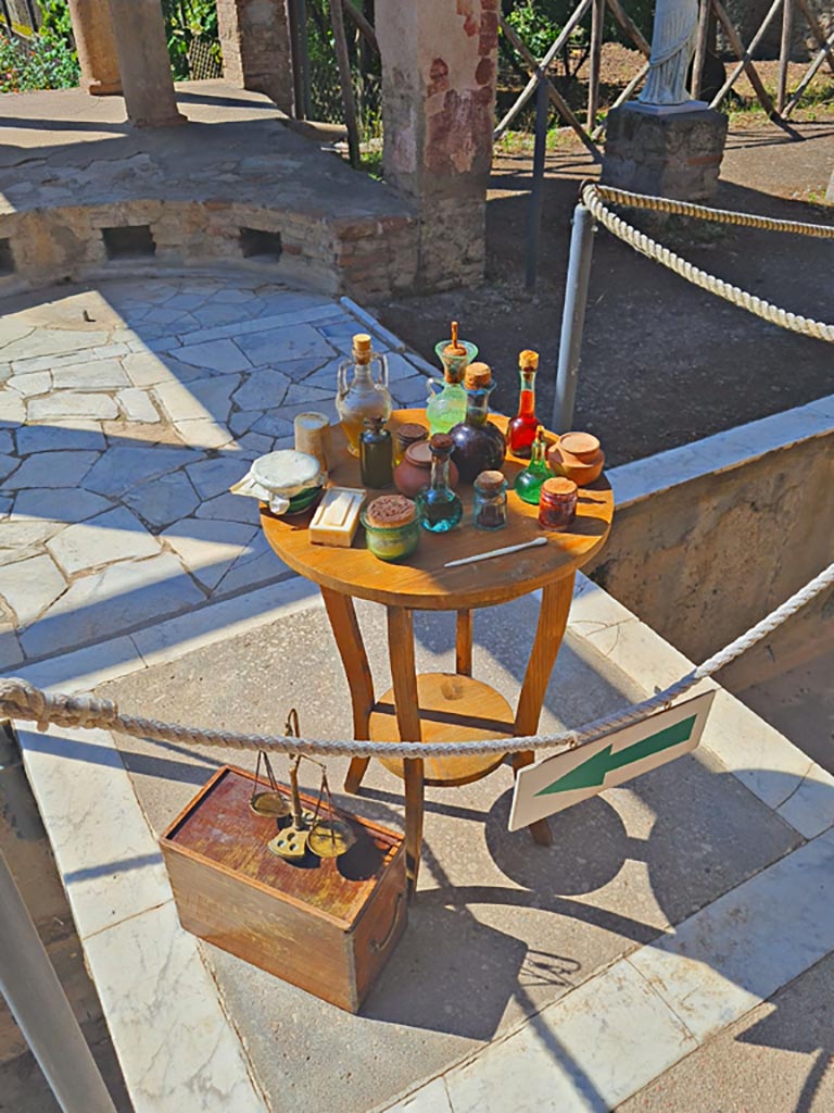II.2.2 Pompeii. 8th June 2024.
Room “i”, reproduction items that would have been used by the ancient pompeian. Photo courtesy of Giuseppe Ciaramella.
Historical reconstruction entitled L’altra Pompei prende vita (The other Pompeii comes to life).