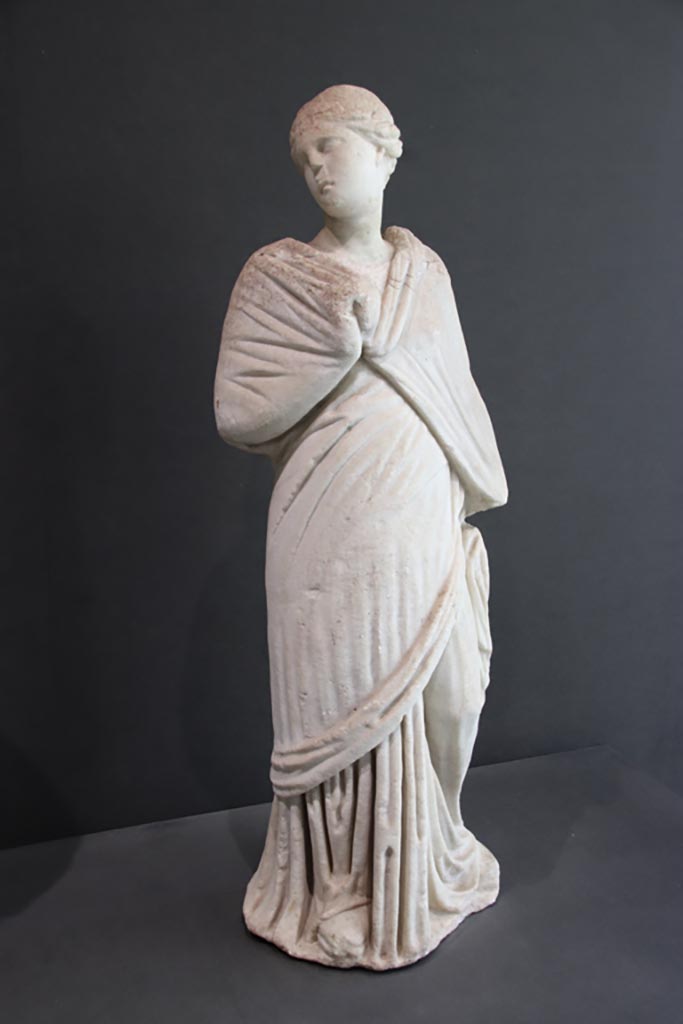 II.2.2 Pompeii. October 2022.
Marble statue of the muse Erato, on display in exhibition in Palaestra. Photo courtesy of Klaus Heese