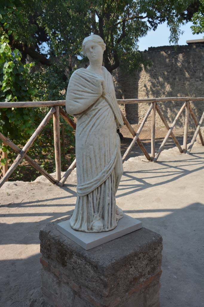 II.2.2 Pompeii. July 2017. Room “i”, statue of Mnemosyne or Erato
Foto Annette Haug, ERC Grant 681269 DÉCOR.