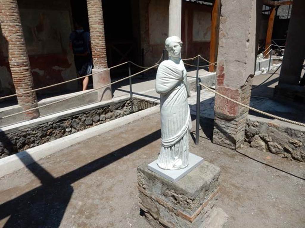 II.2.2 Pompeii. May 2016.
Room “i”, looking north-east across upper euripus towards doorway to “myths” room and north wall of upper euripus.
Replaced statue of the muse Erato or Mnemosyne . SAP inventory number 2909.
Photo courtesy of Buzz Ferebee.