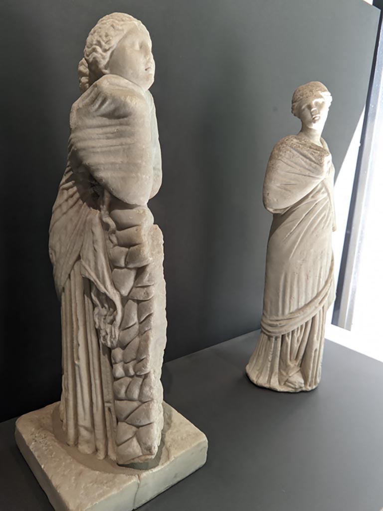II.2.2 Pompeii. April 2022.
Marble statues of the muse Polyhymnia, on left, and muse Erato or Mnemosyne, on right, on display in exhibition in Palaestra.
Photo courtesy of Giuseppe Ciaramella.