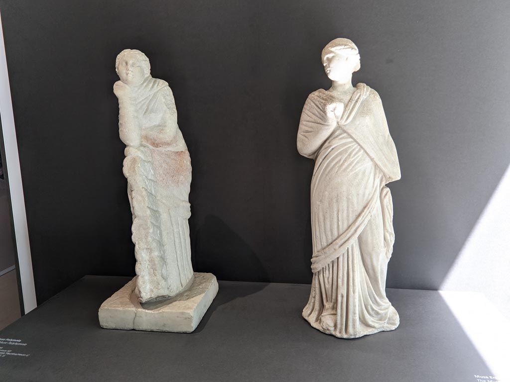 II.2.2 Pompeii. April 2022.
Marble statues of the muse Polyhymnia, on left, and muse Erato or Mnemosyne, on right, on display in exhibition in Palaestra.
Photo courtesy of Giuseppe Ciaramella.