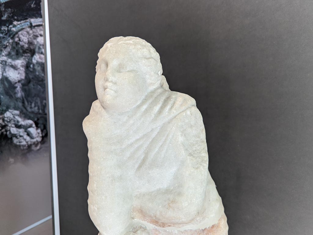 II.2.2 Pompeii. April 2022.
Detail of marble statue of the muse Polyhymnia, on display in exhibition in Palaestra. Photo courtesy of Giuseppe Ciaramella.