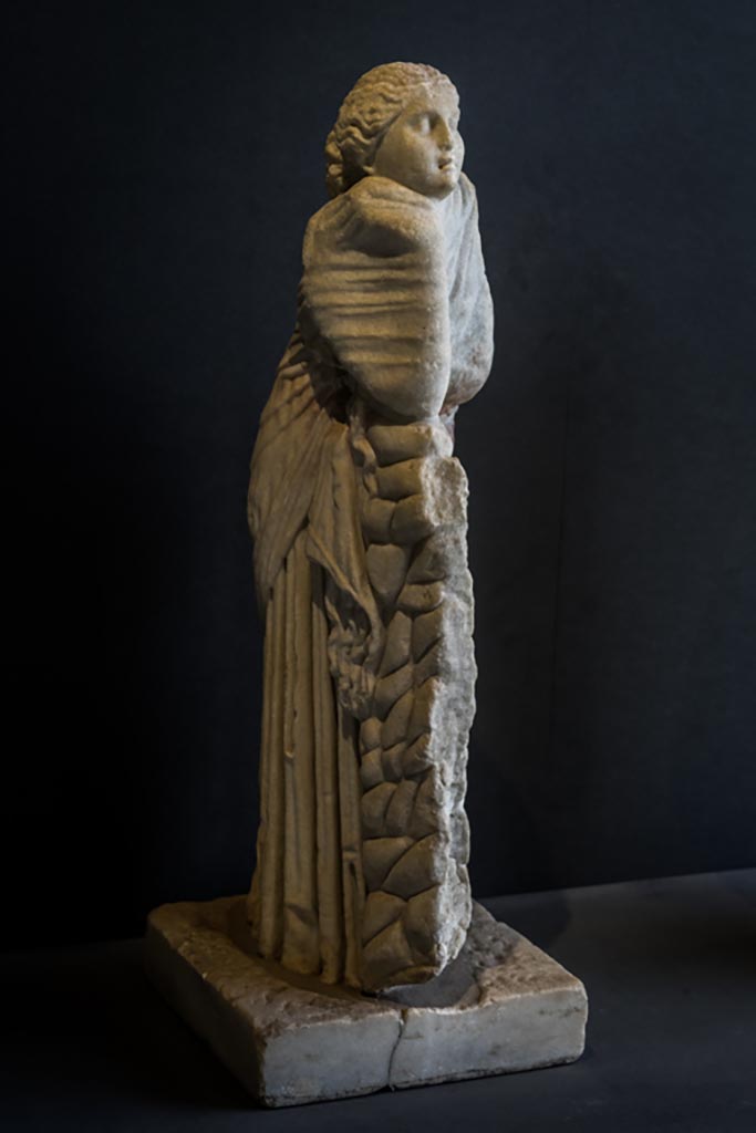 II.2.2 Pompeii. January 2023.
Marble statue of the muse Polyhymnia, on display in exhibition in Palaestra.
Photo courtesy of Johannes Eber.