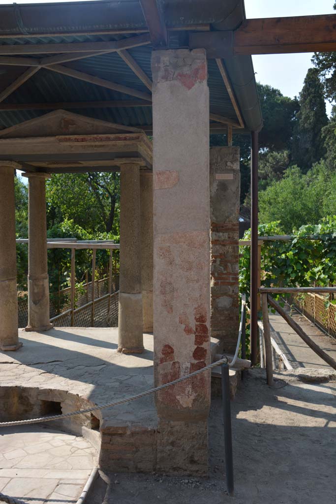 II.2.2 Pompeii. July 2017.
Room “i”, looking south to pilaster on west side of temple with remaining painted decoration.
Foto Annette Haug, ERC Grant 681269 DÉCOR