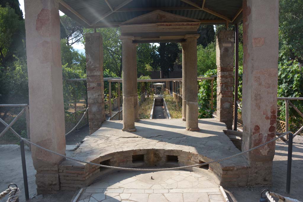 II.2.2 Pompeii. July 2017.
Room “i”, looking south to temple at junction of upper and lower euripus, see room “l” (L) for further photos.
Foto Annette Haug, ERC Grant 681269 DÉCOR.