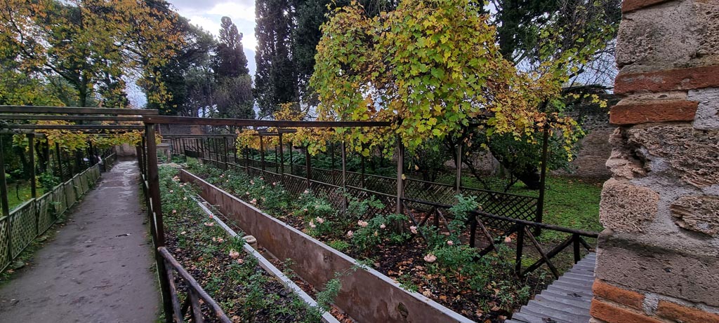 II.2.2 Pompeii. December 2023. Room “l” (L), looking south across garden. Photo courtesy of Miriam Colomer.
