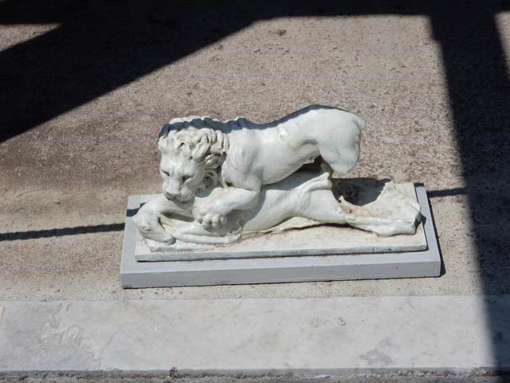 II.2.2 Pompeii. May 2016. Room "i". White statuette of a lion found on the north side of the upper euripus in the garden.
Photo courtesy of Buzz Ferebee.