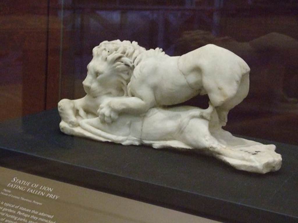 II.2.2 Pompeii. Room “i”. Found on the north side of the upper euripus in the garden.
White marble statuette of a lion eating fallen prey antelope. SAP inventory number 2929.
Photographed at “A Day in Pompeii” exhibition at Melbourne Museum. September 2009.