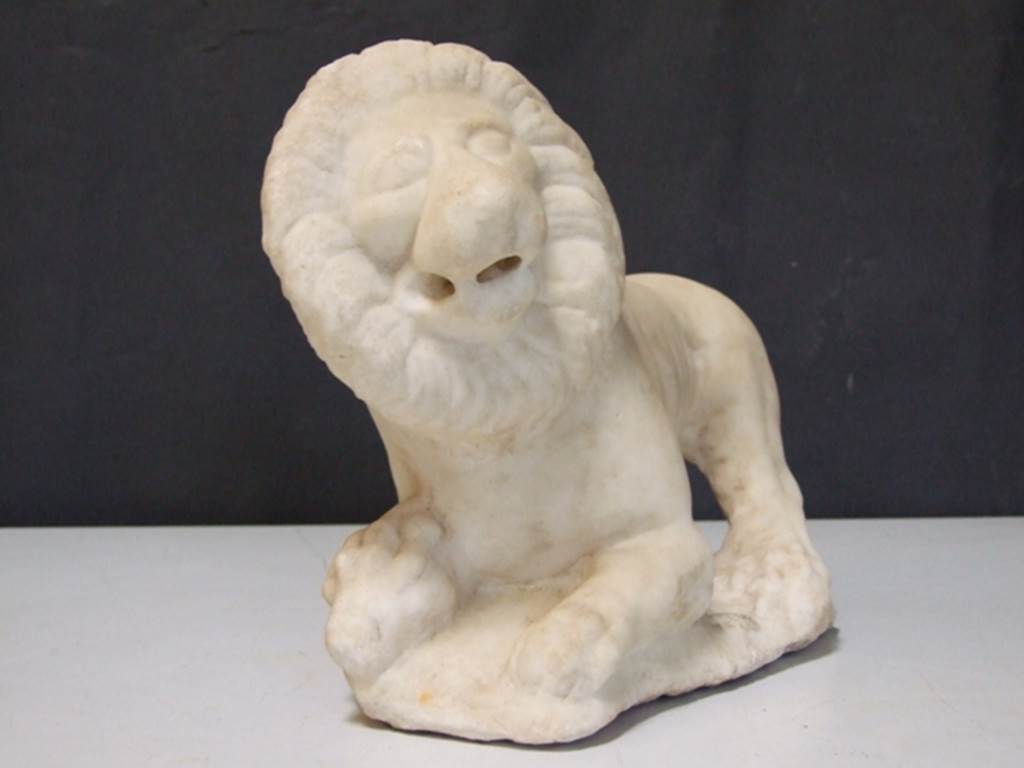 II.2.2 Pompeii. March 2009. Room “i”. White marble statue of a Lion with a Ram’s head beneath its paw. Found on the south side of the upper euripus in the garden. SAP inventory number: 20371.
