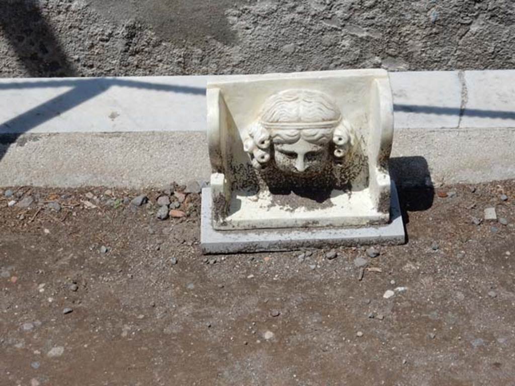 II.2.2 Pompeii. May 2016. Room “i”. White statue of mask of a woman found on the south side of the upper euripus. Photo courtesy of Buzz Ferebee.