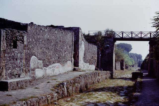 V.5.3 Pompeii. September 2004.  Via di Nola, looking east .                IX.10 