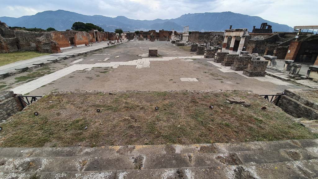 VII.8.1 Pompeii. August 2021. Looking south across Forum from south side of central steps.
Foto Annette Haug, ERC Grant 681269 DÉCOR.

