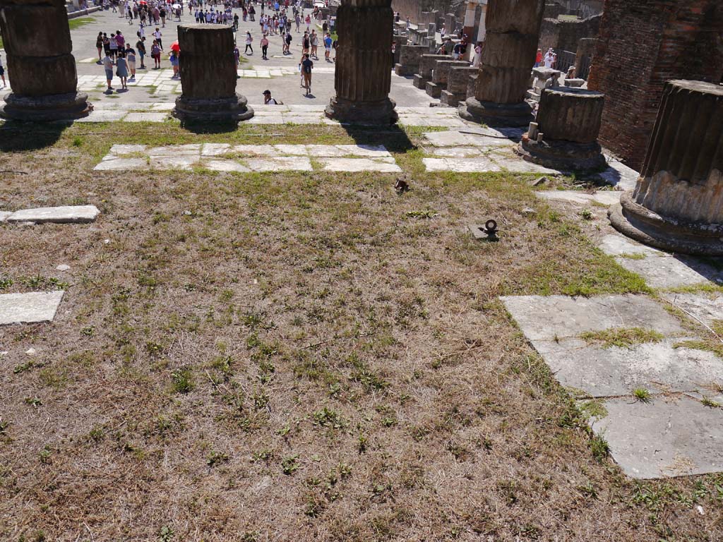VII.8.01 Pompeii. September 2018. Looking south across paving on west side of podium. 
Foto Anne Kleineberg, ERC Grant 681269 DÉCOR.
