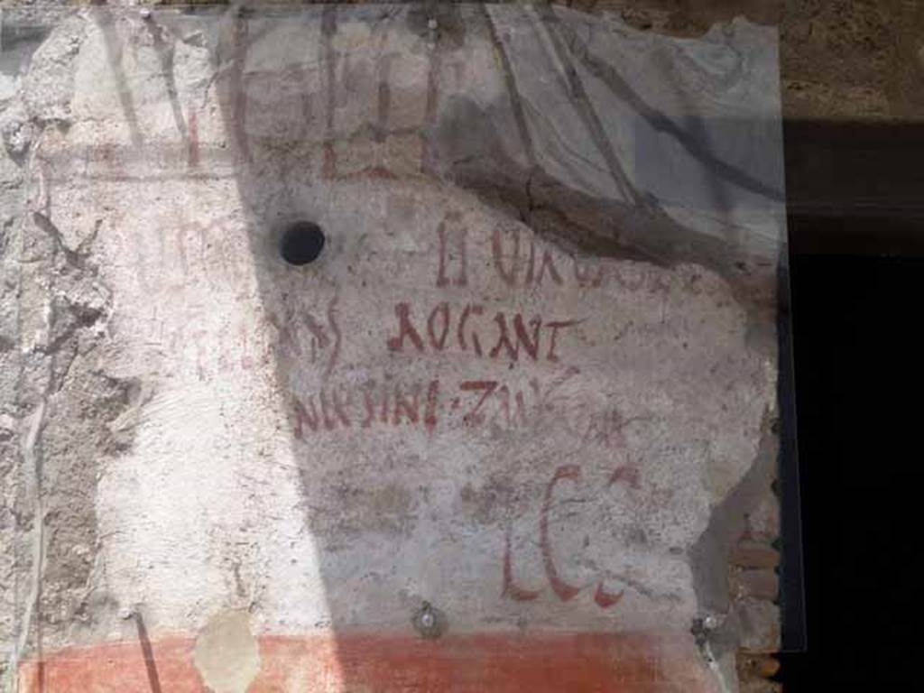 IX.11.2 Pompeii. May 2010. Graffiti on west side of entrance. The lower two lines read – Asellinas (sic) rogant nec sine Zmyrina    [CIL IV 7863].
See Della Corte, M., 1965.  Case ed Abitanti di Pompei. Napoli: Fausto Fiorentino. (p. 308)  The full inscription reads as  -
C(aium) Lollium
Fuscum IIvir(um) v(iis) a(edibus) s(acris) p(ublicis) p(rocurandis) 
Asellinas(!) rogant(!) 
nec sine Zmyrina      [CIL IV 7863].

