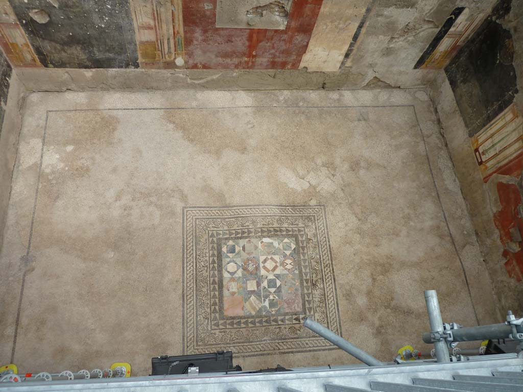 IX.12.9 Pompeii. May 2010. Room “u”, mosaic floor.