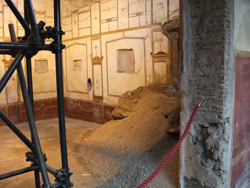 IX.12.9 Pompeii. May 2010. Room 13, looking towards north-east corner.
