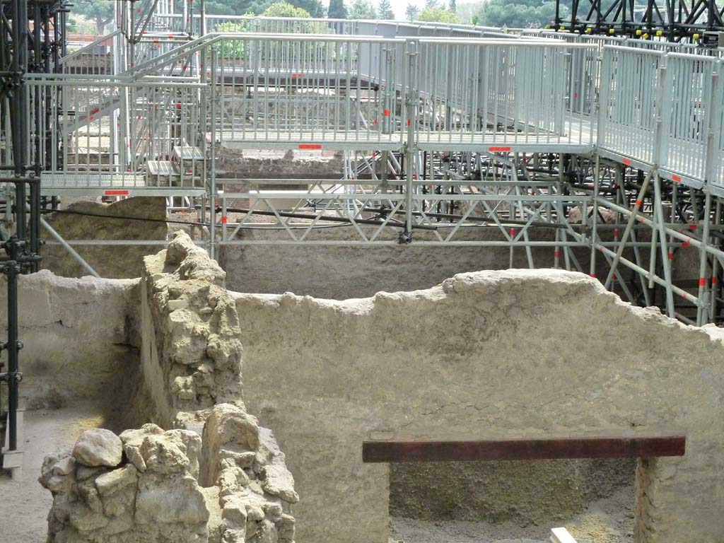 IX.12.A/IX.12.9 Pompeii. May 2010. Room 2, south wall with doorway into room 10.