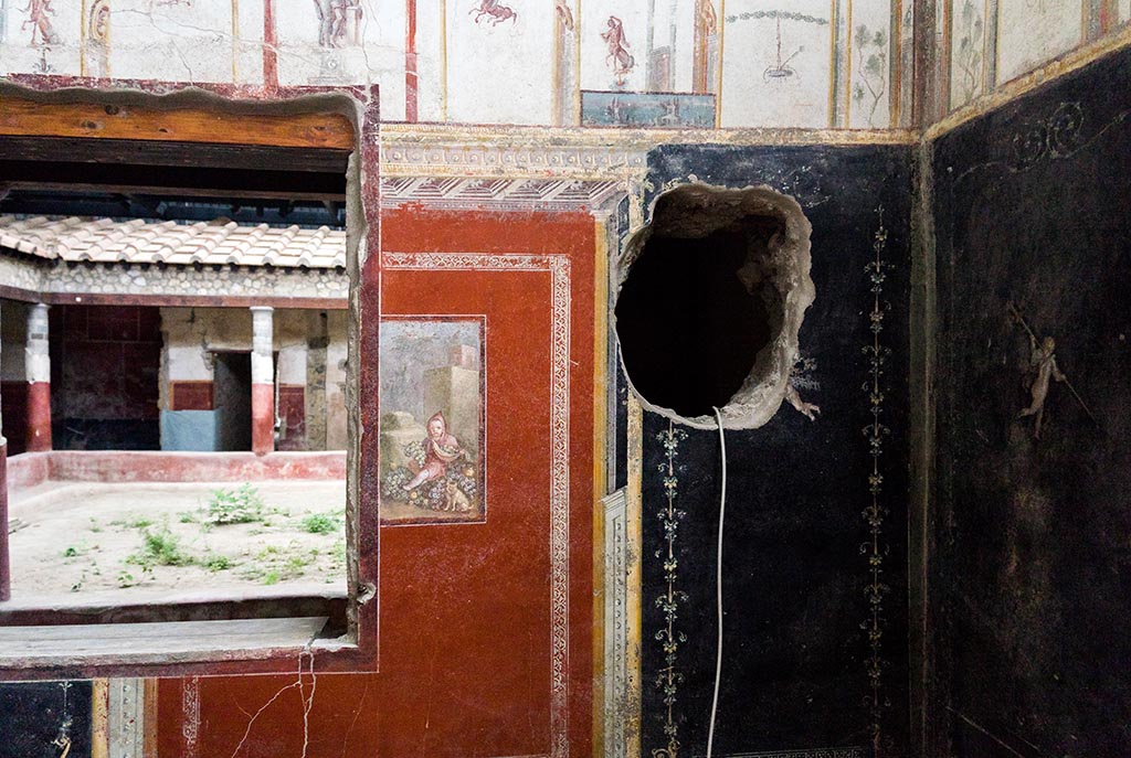 IX.12.A/IX.12.9 Pompeii. July 2024. Room 18, east wall in south-east corner. Photo courtesy of Johannes Eber.
